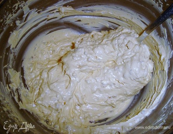 добавляем к крему одну часть орехов и перемешиваем..