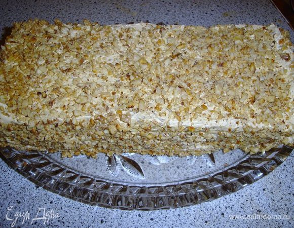 Собираем коржи..промазывая кремом со всех сторон и по бокам..присыпаем двумя частями орехов..т.е. большая часть орехов идет на посыпку..оставляем на пару часов в холодильнике и подаем)  Угощайтесь..