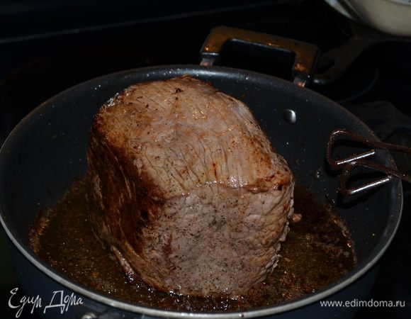 Разогреть духовку до 160 г. Обжарим бекон до хрустящего вида. Выложим на тарелку с бумаж. полотенцем, как остынет поломаем на кусочки.
Кусок говядины посолим и поперчим и обжарим со всех сторон на жире от бекона.Обжаренную говядину отложим на тарелку.Жир со сковороды снимем.