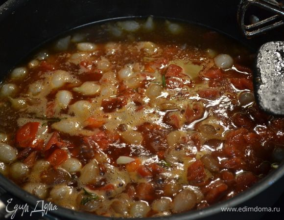 Уменьшим огонь ,выложим на сковороду слив.масло и затем репчатый лук.Обжарим примерно 6 мин.Добавим чеснок и розмарин,как появится аромат чеснока и розмарина добавим вино и 1/2 стак.воды.Помешивая готовим все вместе примерно 1 мин. Добавим баночку томатов,соль и перец.