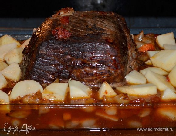 Выложим говядину в жаропрочное блюдо,распределим всю эту смесь со сковороды рядом с говядиной и поставим в духовку,прикрыв фольгой или крышкой,примерно 3 часа.Затем после времени добавим в жаропрочное блюдо картофель,сельдерей и жемчужный лук и половину бекона и готовим еще примерно 1 час.