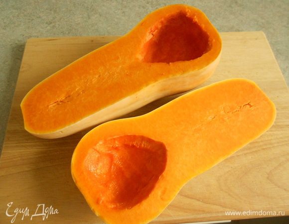 Вымыть и очистить небольшую тыкву сладких сортов, например, хоккайдо или мускатную.








