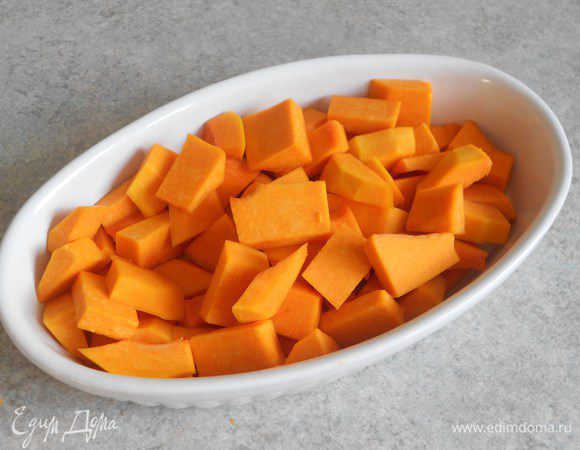 Нарезать мякоть кубиками, выложить в смазанную маслом огнеупорную посуду. В разогретой до 200*С духовке запекать на верхнем уровне до готовности, т.е. пока она не станет мягкой и слегка подсушенной. Время зависит от сорта тыквы и составляет 25-40 мин. Можно пару раз перемешать.  Преимущества приготовления в духовке по сравнению с отвариванием в том, что тыква потеряет часть влаги и муки потребуется меньше.