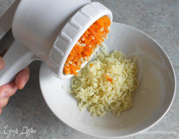 В это время либо запечь в фольге, либо сварить неочищенный картофель. С готового картофеля удалить кожуру и горячим пропустить его через пресс. Размягчённую тыкву также пюрировать с помощью пресса или в блендере (это удобнее).