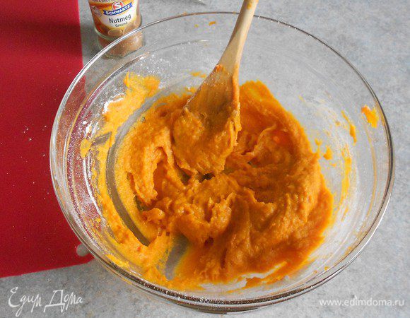 Соединить оба пюре, добавить желток, щепотку мускатного ореха, соль и муку.