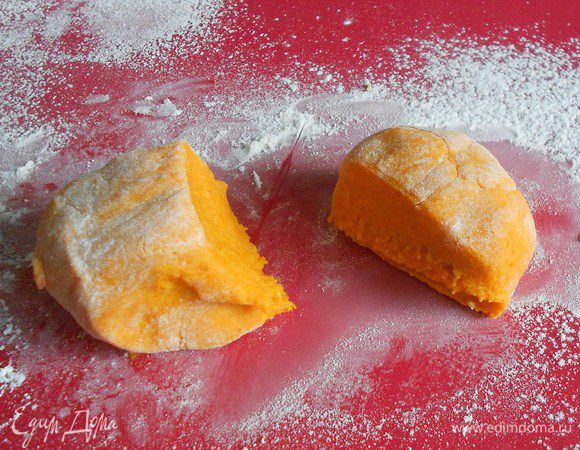 Вымесить массу, подсыпая муку,  до гладкого теста. Оно не должно быть липким, но и не переусердствуйте с мукой.
Из полученного теста сделать колбаски в 1,5 см диаметром и нарезать их на цилиндры по 2 см.