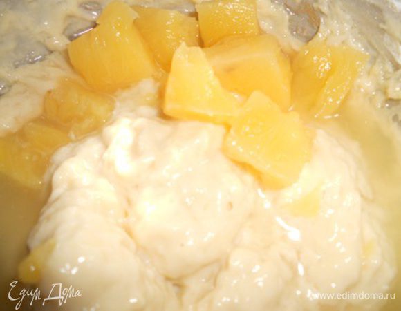 опару смешать с ананасами и сиропом, добавить мед, масло и яйцо