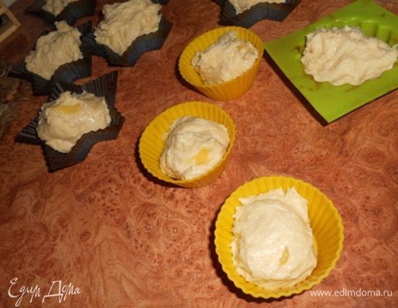 когда тесто увеличилось в объеме, распределить его по формочкам и выпекать при т.190 окол 25-30 мин. до готовности