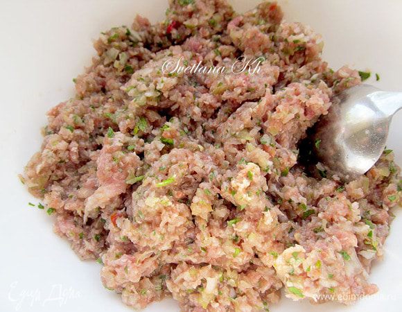 Фарш смешиваем с луком, морковью, зеленью Солим и перчим. Я обычно морковку в фарш не добавляю, а тут решила добавить.

