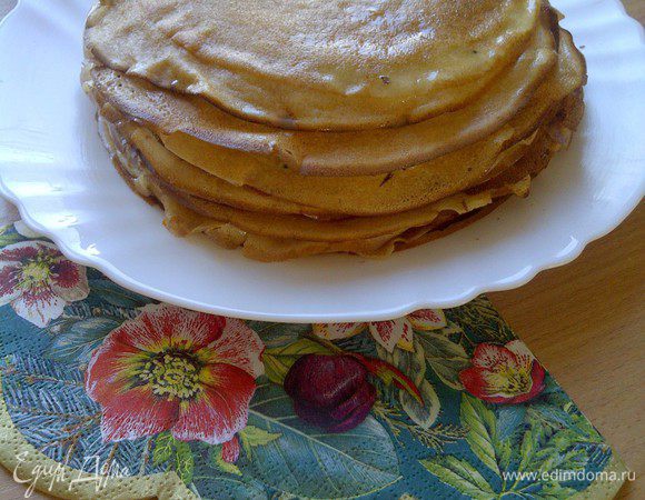 Каждый готовый блин смазываем растопленным сливочным маслом. 