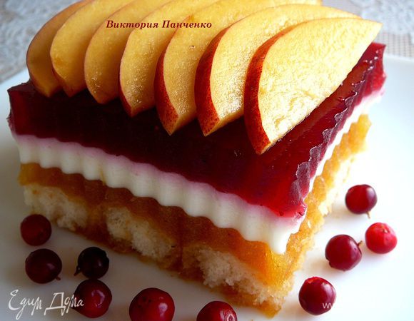 При подаче желе нарезать и украсить ломтиками персиков или взбитыми сливками.Приятного аппетита!!!