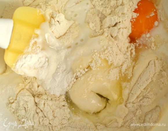 Смешиваем все ингредиенты для бисквита и размешиваем