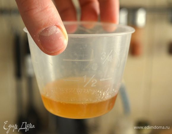 добавляем мед...если он жидкий то так как есть, а если густой (как у меня) то его лучше растопить