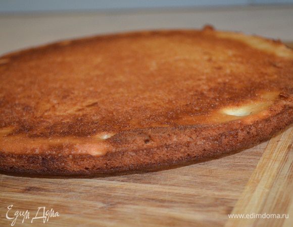 Выливаем тесто в разьемную форму 22-24 см и выпекаем 1 корж примерно 45 минут при 190 градусах. Готовность проверяем деревянной шпажкой.