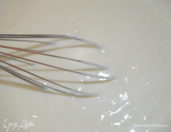 Для крема смешиваем сметану с сахаром и взбиваем. 