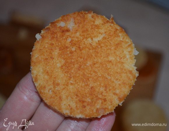 затем стаканом или круглой формочкой любого диаметра вырезаем кружочки. В каждом пироженом у меня получиось по 3 кружочка, т е 18 штук. Остатки не выкидывайте - их я измельчила в блендере и украсила ими пироженки)