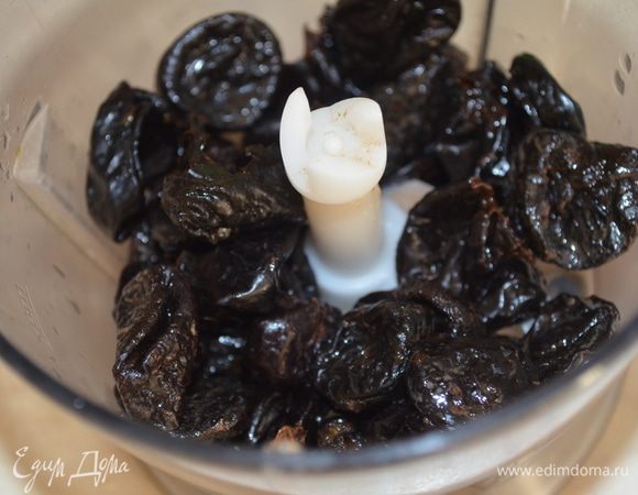 Чернослив моем и измельчаем в блендере или очень мелко рубим. 