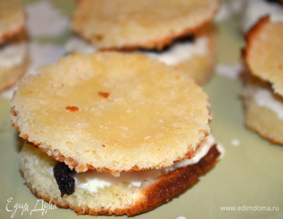 Накрываем вторым кружком - тоже смазываем кремом и выкладываем чернослив. 