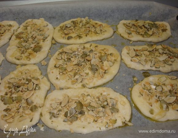 Смазываем каждую оливковым  маслом и посыпаем рублеными тыквенными семечками. Выпекаем в разогретой до 250° духовке до золотистого цвета, примерно минут 15, готово!