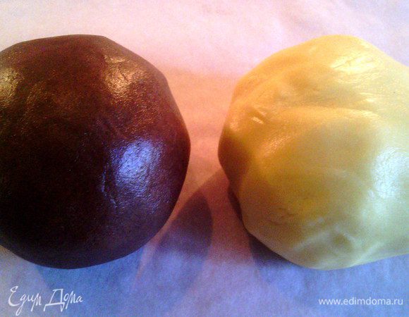 Смешать сливочное масло с сахарной пудрой, ванилью и солью. Затем добавить просеянную муку и замесить тесто, разделить его на две части. В одну часть добавить какао. 
Завернуть шары в плёнку и положить в холодильник на пару часов.