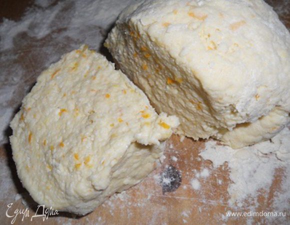 все перемешать,добавить муку и замесить мягкое тесто