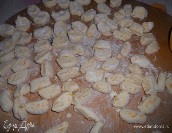 сделать из теста тонкие колбасочки и нарезать мелкими кругляшками