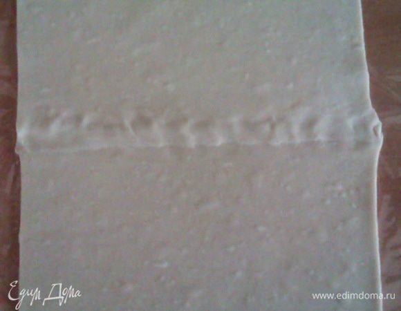 Разогреваем духовку до 200 град. Размораживаем тесто 10 мин, пальцами склеиваем 2 пласта между собой.