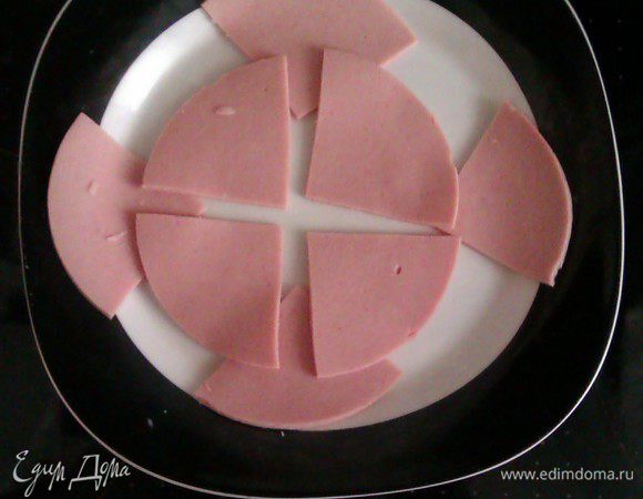 Нарезаем на четвертинки ветчину...