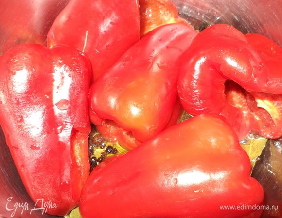 укладываем наш перчик в маринад и т. к. его получается не так много то провариваем  по 2-3 минутки с каждой стороны,если весь одновременно не умещается ,то делаем партиями