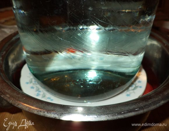 оставляем наш перец под прессом часов на 10-12,я использую банку с водой,затем убираем пресс и ставим в холодильник на 3 дня.