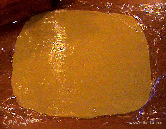 Таким же способом раскатать и светлый шар. 