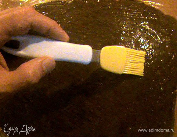 Снять с шоколадного пласта верхнюю плёнку и смазать его белком.