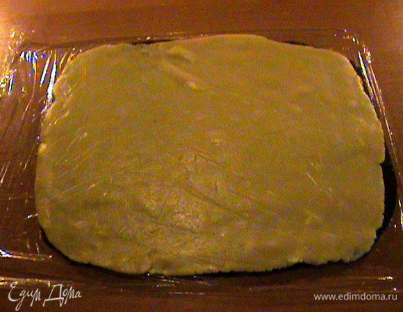 Снять с белого пласта верхнюю плёнку и аккуратно положить его сверху шоколадного. Снять с него верхнюю плёнку.