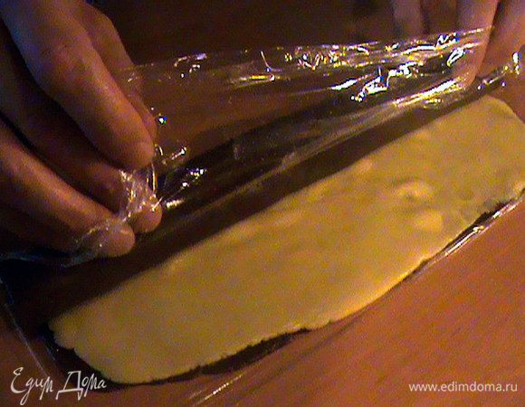 Теперь осторожно свернуть рулет, поддерживая тесто плёнкой, которая осталась у нас под шоколадным пластом. 
Положить рулет в морозилку минут на 15.