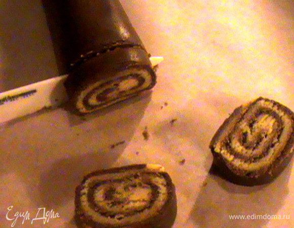 Достать рулет и порезать его на кружочки, шириной 1см.