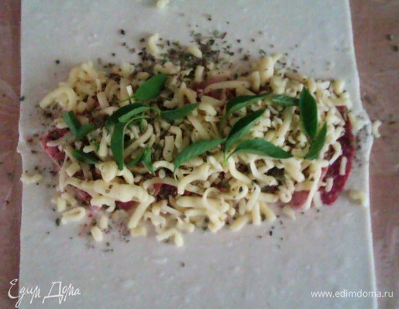 Далее, посыпаем измельченным чили, тертым сыром, орегано и базиликом.