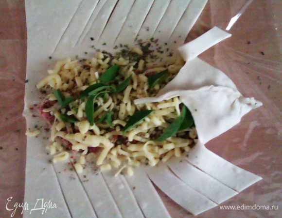 Начинаем плести косичку, защипываем тесто на конце...