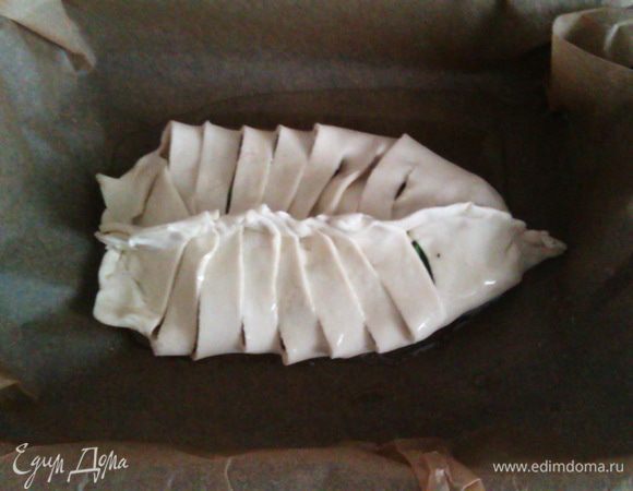 Застилаем форму бумагой, слегка смазываем маслом и отправляем стромболи в духовку на 25-30 мин до золотистого цвета.