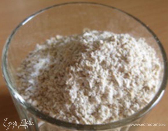 Овсяные хлопья измельчить в блендере практически в муку.