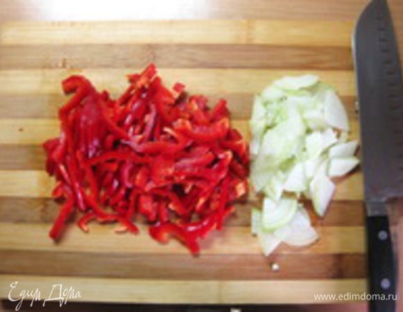 А в это время подготовить начинку.Лук и сладкий перец почистить и нарезать соломкой. 