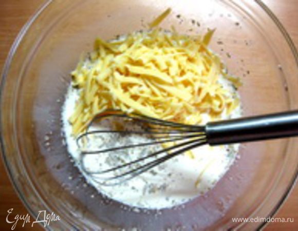 Сыр натереть на крупной терке и выложить в сливки.