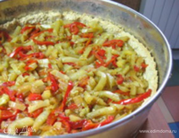 Достать тесто из духовки, равномерно распределить начинку,