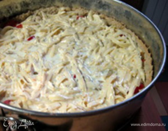 а затем заливку. И снова поставить запекать в духовку на 20-30 минут до золотистой корочки.