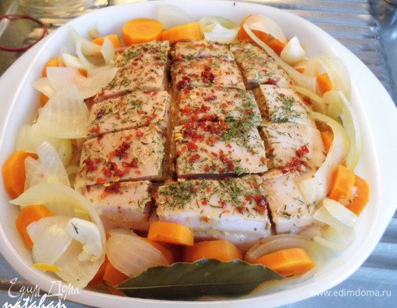 В форму для запекания (у меня жаропрочная стеклянная кастрюля) выложить замаринованное мясо, а вокруг него отваренные овощи. Аккуратно залить  бульон и поставить кастрюлю в холодную духовку, которую включить на 50 минут на 200*. 