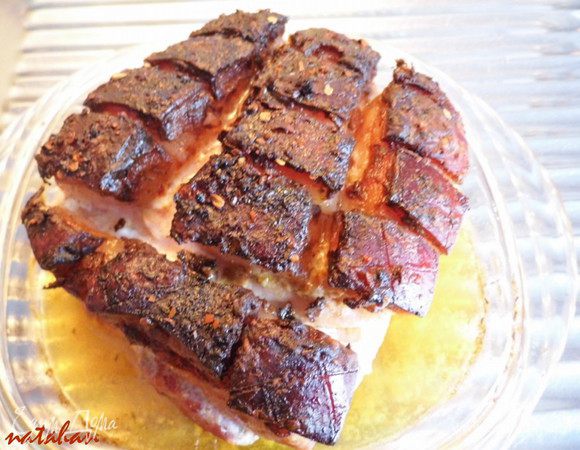 .... и переложить мясо в плоскую форму для запекания ( у меня крышка от жаропрочной кастрюли). Полить его сверху пивом и поставить в духовку ещё на 50 минут при температуре 175 *. Периодически открывать духовку и поливать мясо пивом.