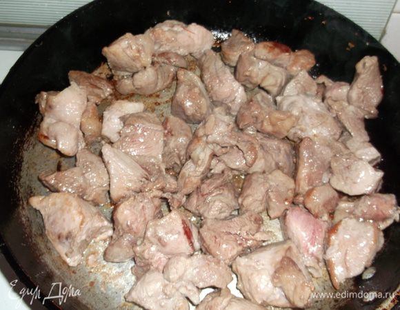 Нарезаем мясо на кубики. Режите, как любите: помельче или покрупнее.<br />
Обжариваем до румяности в разогретом масле, выкладываем в форму, где будет тушиться.