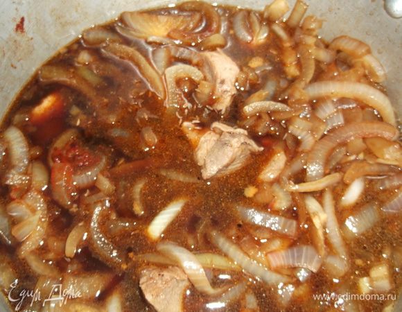 Затем обжариваем до золотистого цвета нарезанный лук, добавляем пиво и приправы, выливаем к мясу и тушим минут 10. Затем добваляем нарезанную морковь и томатную пасту. Тушим 50 минут. Если вы взяли для рецепта свинину, то тушите 40 минут.