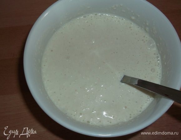 Когда блюдо почти готово, перемешиваем сметану и муку, добавляем к мясу и тщательно перемешиваем, тушим минут 5 еще.