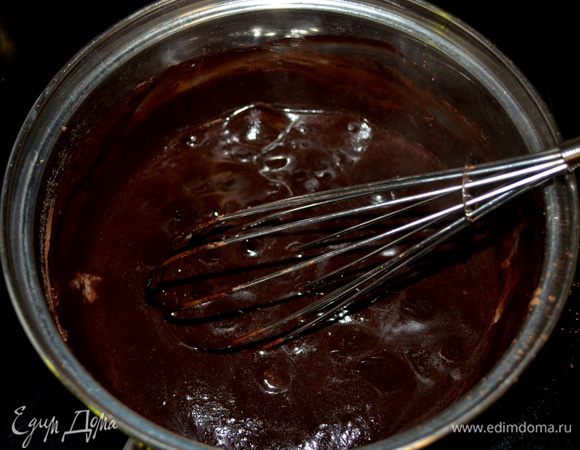 В кастрюльке смешать какао и слив. масло, поставить на медлен.огонь, помешивая смесь. Как масло растопится - снять с огня.