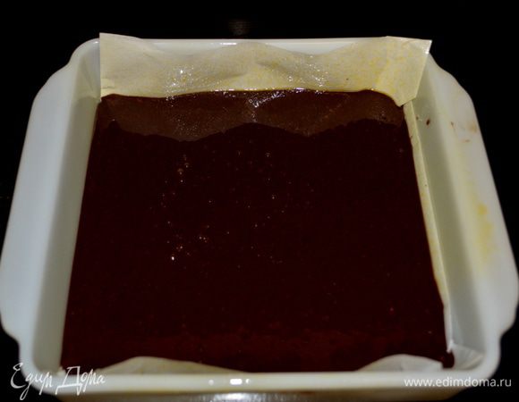 Добавить корич. сахар, яйцо, мукк и молоко, ваниль и все перемешать. Вылить в приготовленную форму. Поставить в разогретую духовку на 25-30 мин. Серединку проверять зубочисткой.